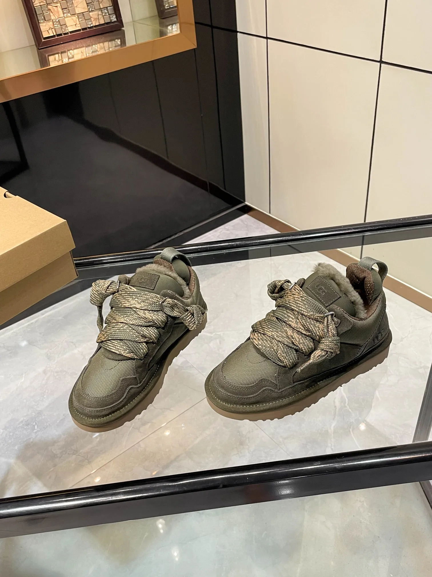 Men's men's shoes P540! UGG~25vs popular platform thick-soled casual shoes series... [Round-toe thick-soled casual shoes] A shoe that does not clash with shirts, simple partition design ➕ spotted outsole, silk curls on the upper, a must-have for autumn and winter, can be worn with any pants or skirt, very comfortable and beautiful on the feet... ❶Material: Original customized cow ➕Breathable mesh ❷Inner lining: Original customized wool ❸ Foot pads: Original customized sheepskin ❹Outsole: Original molded wear-resistant velvet foam outsole ❺Number of codes: 35-41 ❻Packaging: Original full set of packaging ☀Color: Official website updated simultaneously